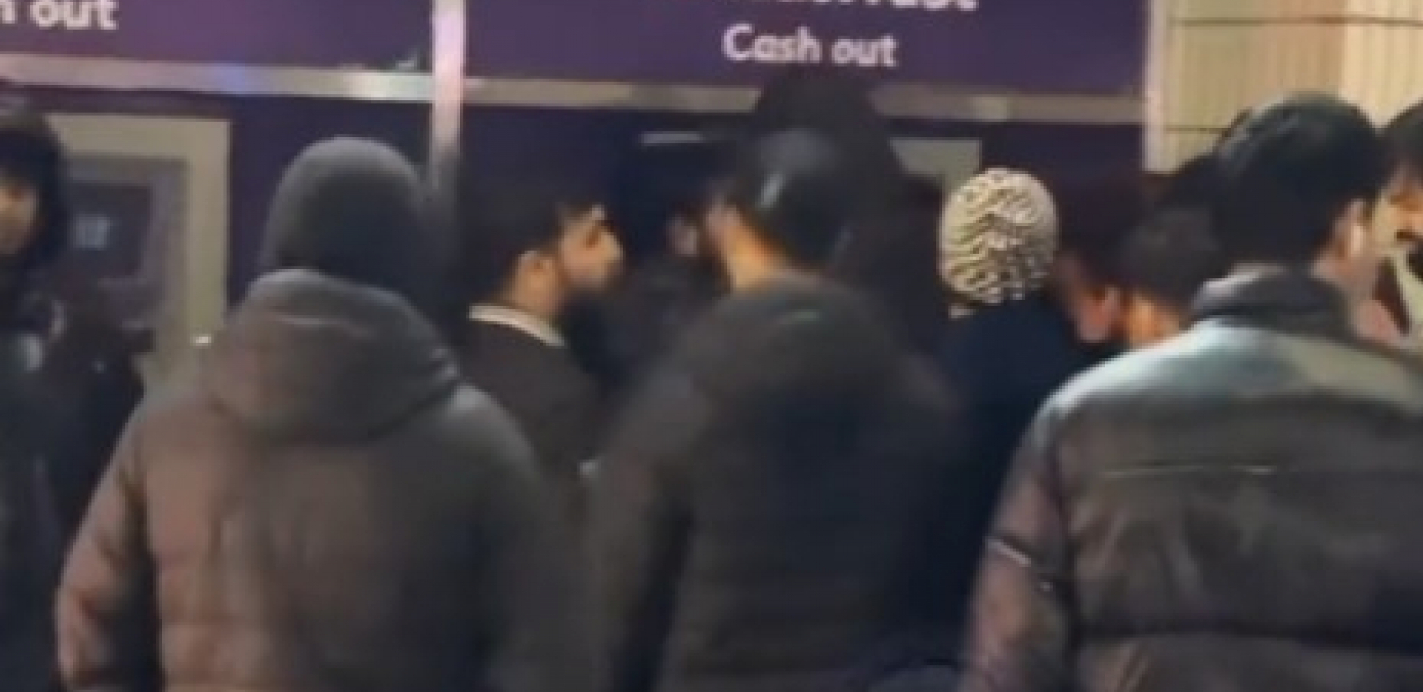 BANKOMAT DELIO PARE SLUČAJNIM PROLAZNICIMA Ljudi u čudu uzimali "besplatni" novac
