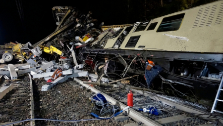 DVA VOZA SE SUDARILA, VAGONI ZGUŽVANI! Ima poginulih, haos u Egiptu! (FOTO/VIDEO)