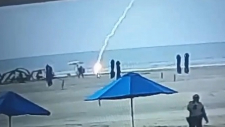 MLADA MAJKA STRADALA OD UDARA GROMA Kamera snimila tragediju na plaži, nije joj bilo spasa (VIDEO)