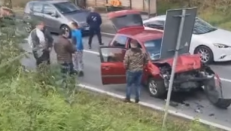 AUTOMOBIL SMRSKAN, IMA DECE Jeziva saobraćajna nesreća kod Bariča, delovi vozila svuda po putu (VIDEO)