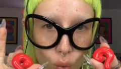 SARA IMA NAJLUĐU KOLEKCIJU MINĐUŠA NA SVETU Garantujemo da ovo još niste videli, ima sve od meduza do zuba, a jedne su posebno skandalozne!