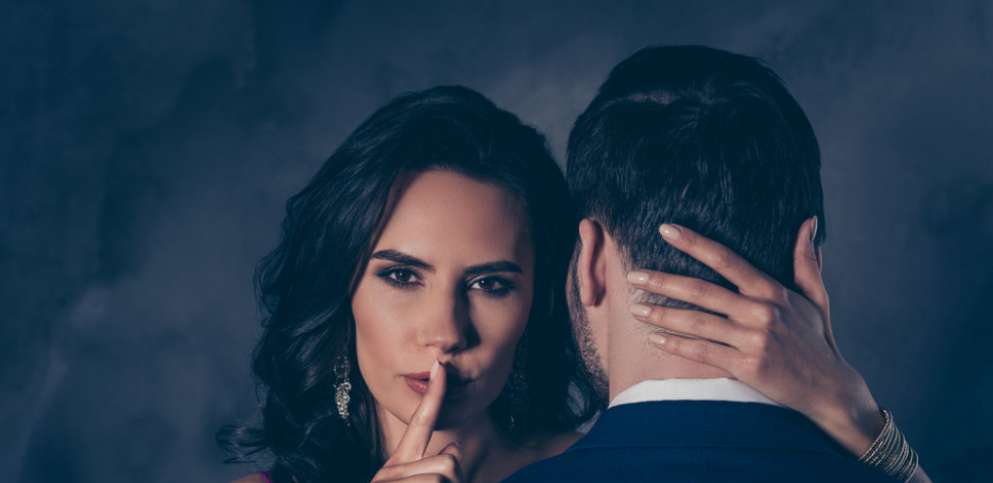 "AKO SE UPALI POSLE 19 ČASOVA..." Žena otkrila neobičan signal koji koristi za započinjanje INTIMNIH ODNOSA