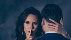 "AKO SE UPALI POSLE 19 ČASOVA..." Žena otkrila neobičan signal koji koristi za započinjanje INTIMNIH ODNOSA