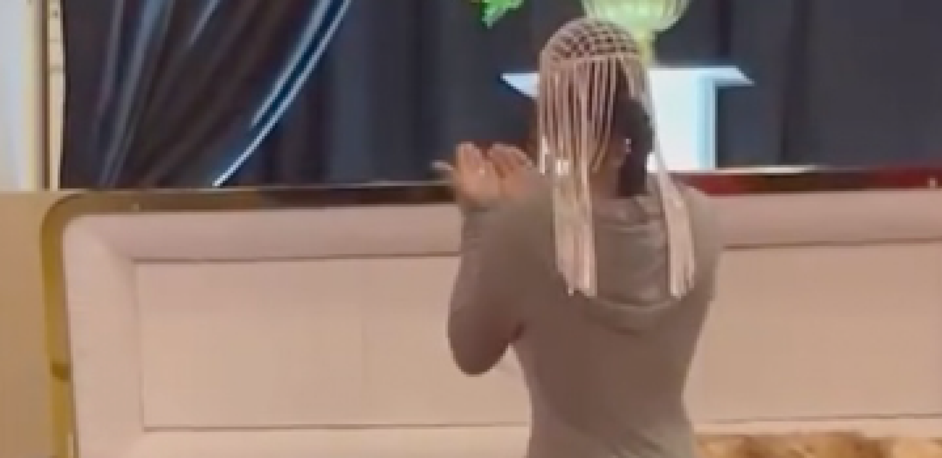 BIZARNO Manekenka na stubu srama zbog onoga što je uradila na sahrani: "Da li je ovo moguće?" (VIDEO)