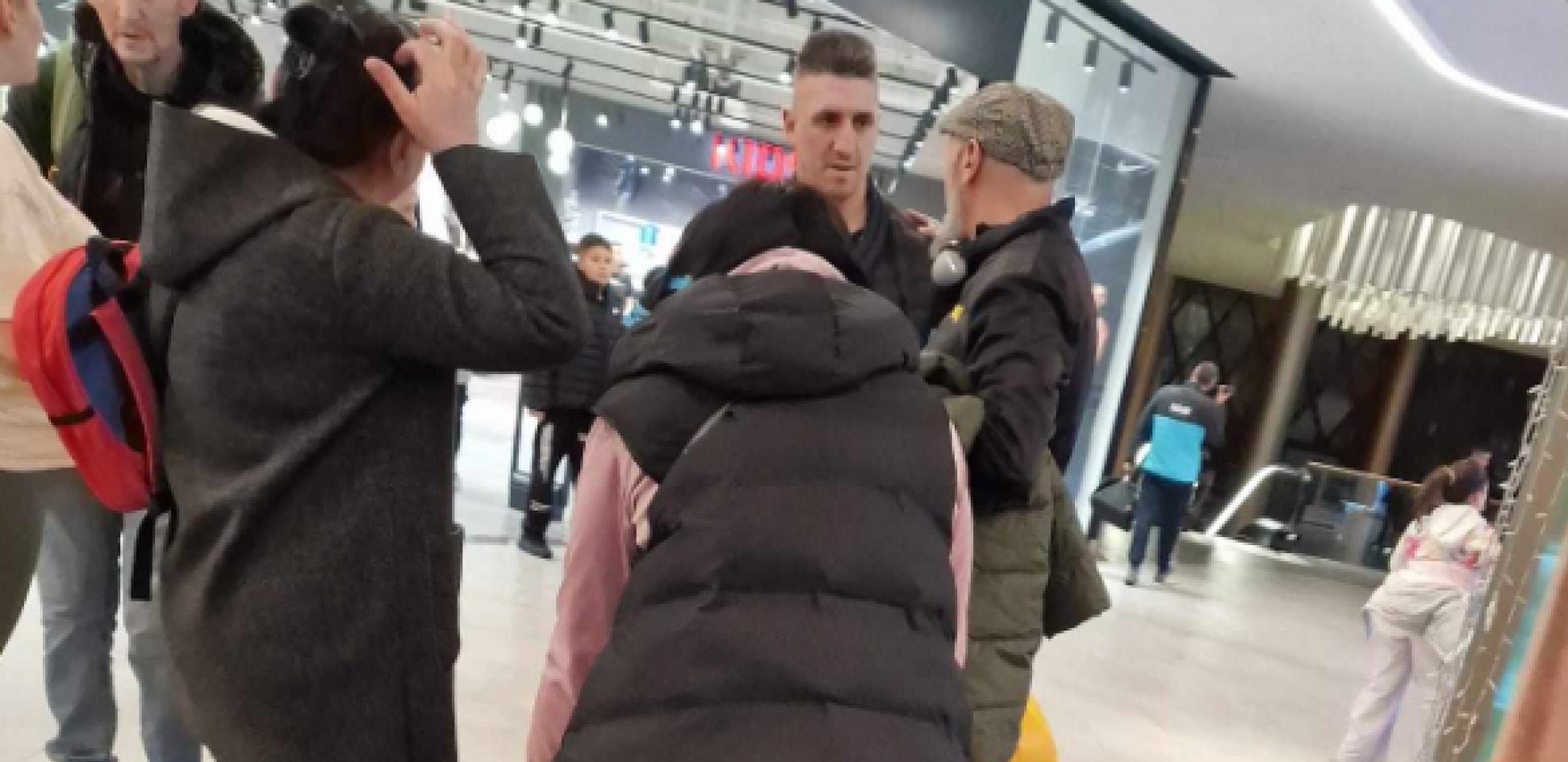 KRISTIJAN I KRISTINA NAPRAVILI HAOS U TRŽNOM CENTRU Alo paparaco, Goluboviće fanovi saletali sa svih strana!