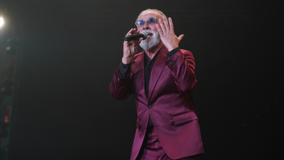 VESNA ZMIJANAC NIJE DOŠLA NA KONCERT Dino Merlin sam otpevao čuvene "Jorgovane", publika u transu