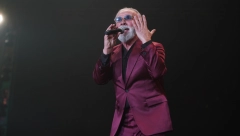 VESNA ZMIJANAC NIJE DOŠLA NA KONCERT Dino Merlin sam otpevao čuvene "Jorgovane", publika u transu