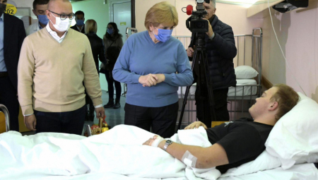 Grujičić i Vesić obišli povređene u železničkoj nesreći kod Odžaka