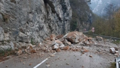 DRAMA KOD PRIJEPOLJA, OGROMNO KAMENJE SE SURVALO NA PUT Samo pukom srećom izbegnuta tragedija