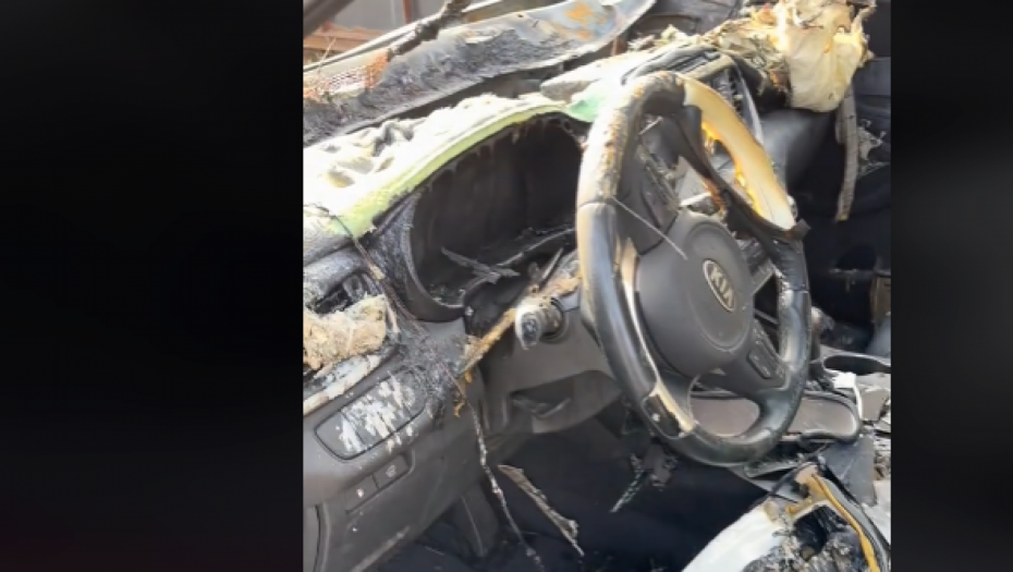 AUTOMOBIL SKROZ IZGOREO, SAMO JEDNA STVAR JE OSTALA NETAKNUTA Svi se pitaju da li je ovo moguće, odmah se oglasili iz kompanije i poklonili joj novo vozilo (VIDEO)