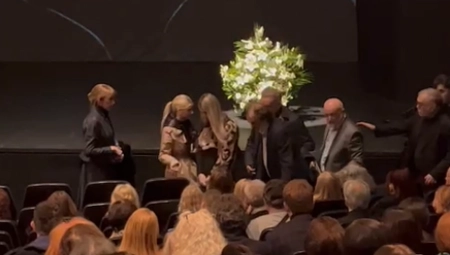 SUPRUGA I DECA U SUZAMA NA KOMEMORACIJI ŽARKU LAUŠEVIĆU Bolne scene i minut ćutanja slomili sve