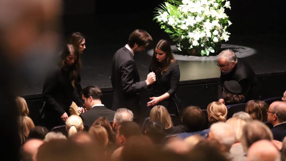 ŽARKOVOJ ĆERKI SE SLOŠILO NA KOMEMORACIJI Asju porodica drži da ne padne, potresne scene u pozorištu