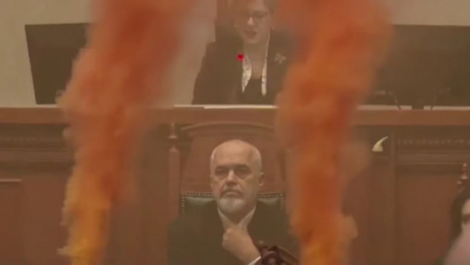 BARIKADE I DIMNE BOMBE Sukob u Skupštini Albanije UMALO IZBIO POŽAR: Edi Rama napustio sednicu (VIDEO)