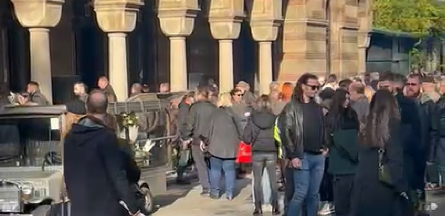 BOLNE SCENE NA SAHRANI ŽARKA LAUŠEVIĆA Poznati pristižu na Novo groblje, muk i jecaji, porodica uplakana prima saučešće