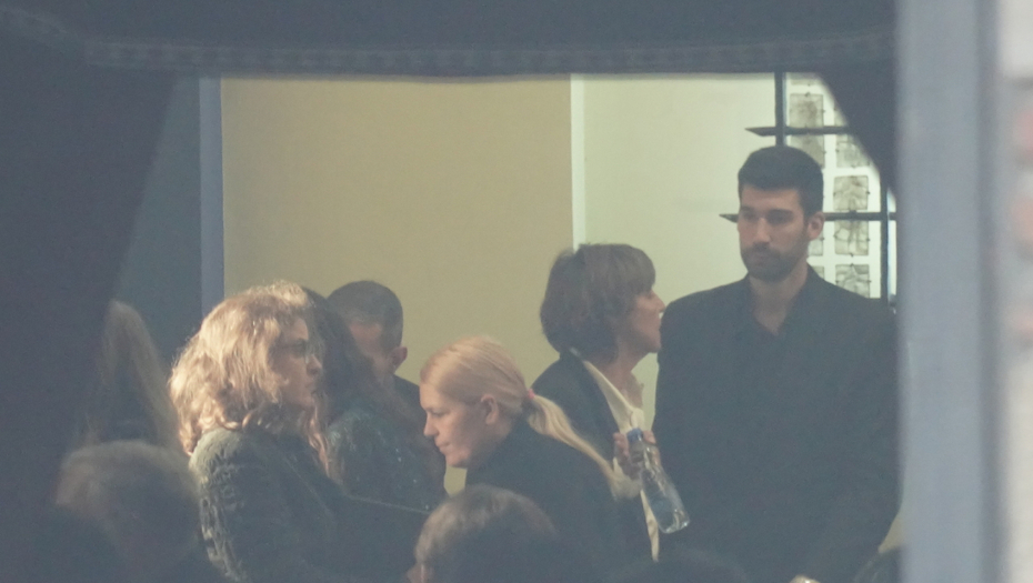 SIN ŽARKA LAUŠEVIĆA NEPOMIČNO GLEDA U SANDUK! Potresna scena na Novom groblju!