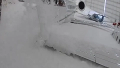 NEKIMA KOMIČNO, A VIŠEMILIONSKA ŠTETA NA AVIONIMA Neplanirana pena parti u hangaru u Teksasu (VIDEO)