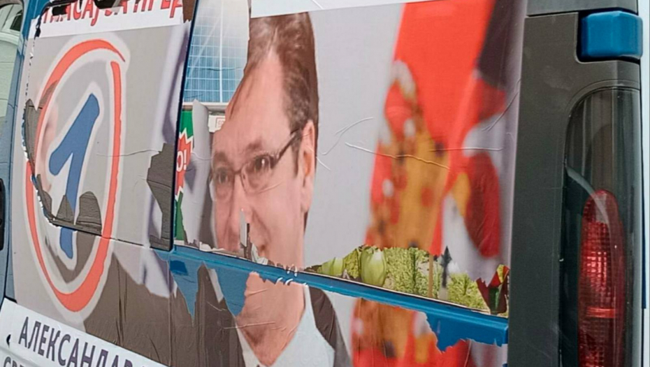 NAPAD POLITIČKI MOTIVISAN U Jagodini u potpunosti oštećen kombi sa likom predsednika Aleksandra Vučića (FOTO)