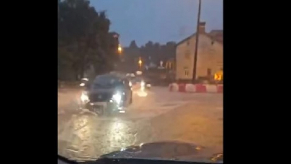 JAKO NEVREME SE SRUČILO NA HRVATSKU, TAMO JE POTOP! Kola zaglavljena, putevi poplavljeni, dramatične scene