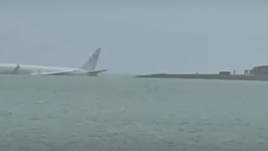 AVION PROMAŠIO PISTU Uleteo u zaliv pun ajkula (VIDEO)