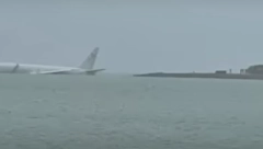AVION PROMAŠIO PISTU Uleteo u zaliv pun ajkula (VIDEO)