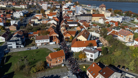 SRPSKA DECA KOJOJ SU NAVIJAČI POLOMILI KOSTI U VUKOVARU PROSLAVILA SVETOG STEFANA! Pomahnitali navijači Dinama su ih pitali 1 stvar pre batinjanja