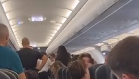 UŽAS NA NEBU Putnik ujeo stjuardesu za ruku
