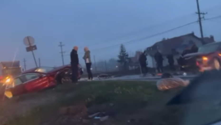 AUTOMOBIL SLETEO U KANAL OD SILINE UDARA Strašan sudar na putu Šabac - Loznica (VIDEO)