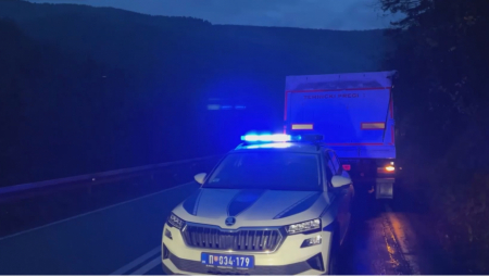 MOTOCIKLISTA POGINUO KOD PEĆINACA Zakucao se u BMW i stradao na licu mesta