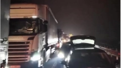 PRVE SLIKE S MESTA NESREĆE KOD INĐIJE! Na autobus u brzoj traci naletelo VIŠE VOZILA: Strahuje se da ima poginulih?!