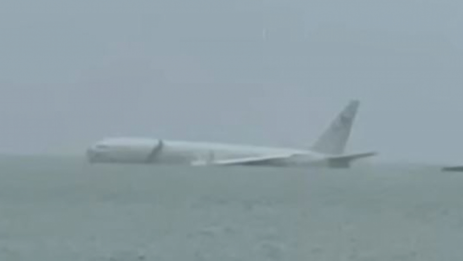 AVION SE ZAPALIO NA NEBU, USPEO JE BEZBEZDNO DA SLETI, A ONDA ŠOK! Svi su mislili da su spašeni kada je usledio pakao (VIDEO)