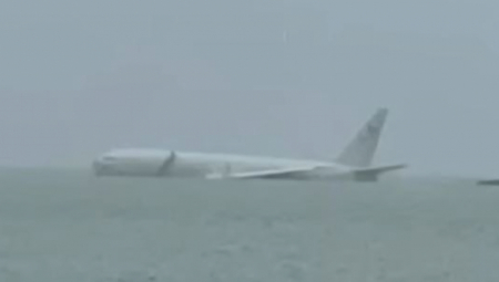 PLOVI BARKA... Avion američke mornarice promašio pistu, ribe kruže oko kokpita (VIDEO)
