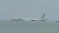 PLOVI BARKA... Avion američke mornarice promašio pistu, ribe kruže oko kokpita (VIDEO)