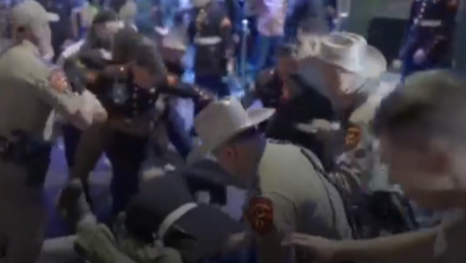 MAKLJAŽA SA AMERIČKIM MARINCIMA Krenuli da se mlate zbog devojke, sevalo na sve strane, a onda su došli i oni na konjima (VIDEO)