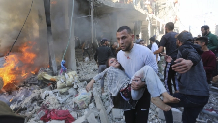 MASAKR U IZBEGLIČKOM KAMPU Izrael bacio bombu na civile: Preko 100 mrtvih, ljudi izvlače tela ispod ruševina