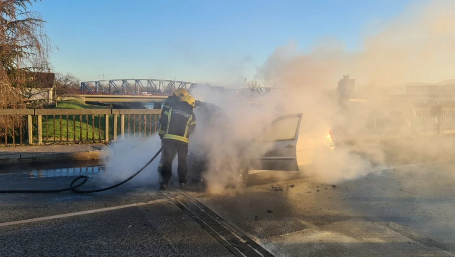 UŽAS KOD NIŠA! Auto sleteo sa puta i zapalio se - vozač (20) u teškom stanju