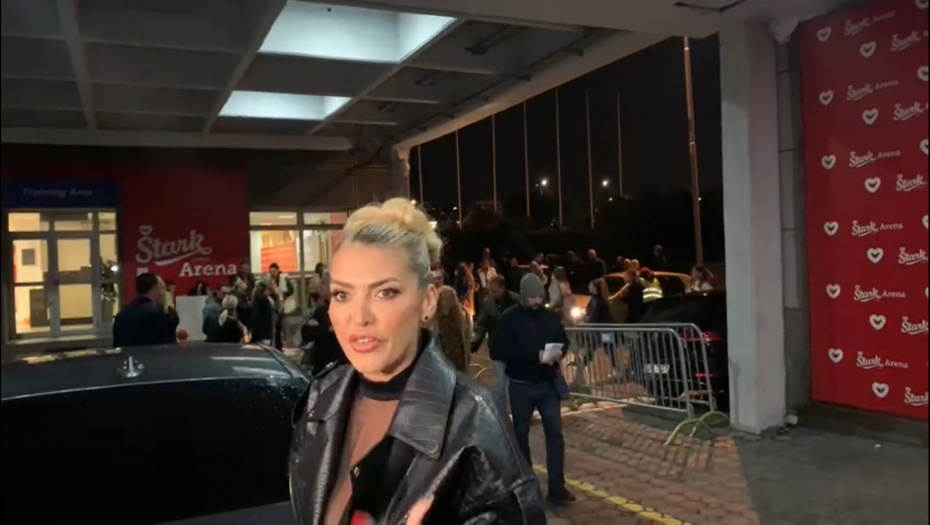 SNEŽANA BORJAN SPREMNA ZA PRAZNIKE Žena fudbalera ukrasila zlatnu jelku, pa pokazala luksuz u kom živi