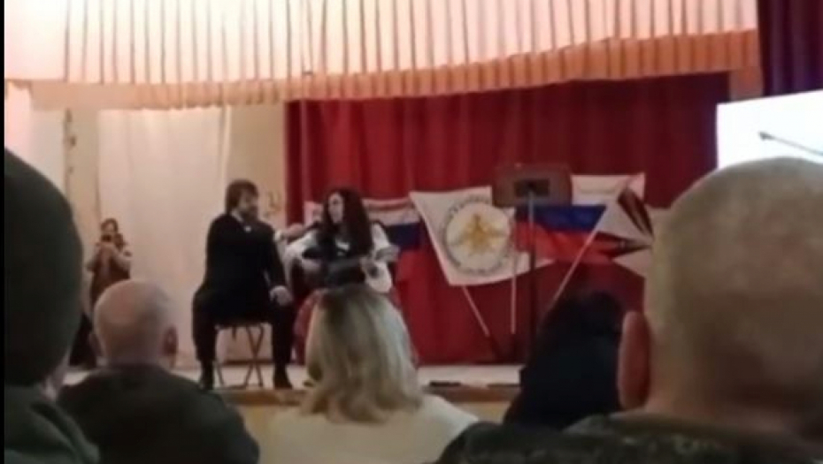 KAMERA SNIMILA TRENUTAK UDARA Ukrajinci HIMARS-om razneli koncertnu halu, među poginulims i poznata glumica (VIDEO)