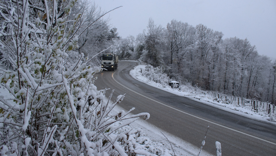 KRENU BEZ ZIMSKIH GUMA I NAPRAVE HAOS Putari u rekordnom roku pročistili sve puteve u Zlatiborskom okrugu, najveće probleme stvarali nesavesni vozači