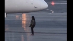UMESTO ŽELJENE DESTINACIJE OTIŠLA U ZATVOR Žena zakasnila za let, pa pokušala da zaustavi avion (VIDEO)