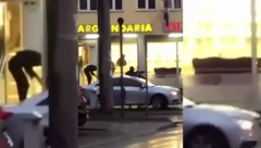 FILMSKA PLJAČKA U SUVOJ RECI Maskirani razbojnci uleteli u zlataru, pa zapucali na policiju (VIDEO)