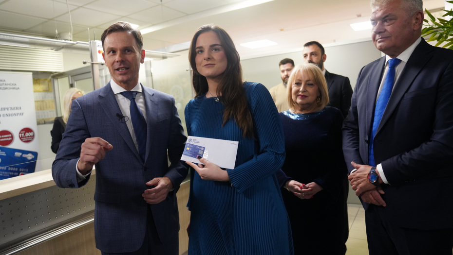 URUČENE PRVE STUDENTSKE KARTICE Za kartice se prijavilo 60.000 akademaca