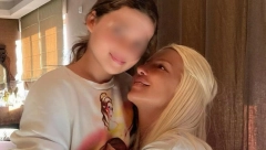 KARLEUŠINA ĆERKA SE HITNO VRATILA U SRBIJU! Otišla iz zemlje sa Duškom, pa prekinula sve i došla da bude uz majku, evo gde je uhvaćena!