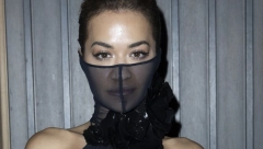 ŽENO, GDE SE DENU DONJI VEŠ? Rita Ora bez grudnjaka u providnoj haljini na crvenom tepihu "zaludela" fotoreportere