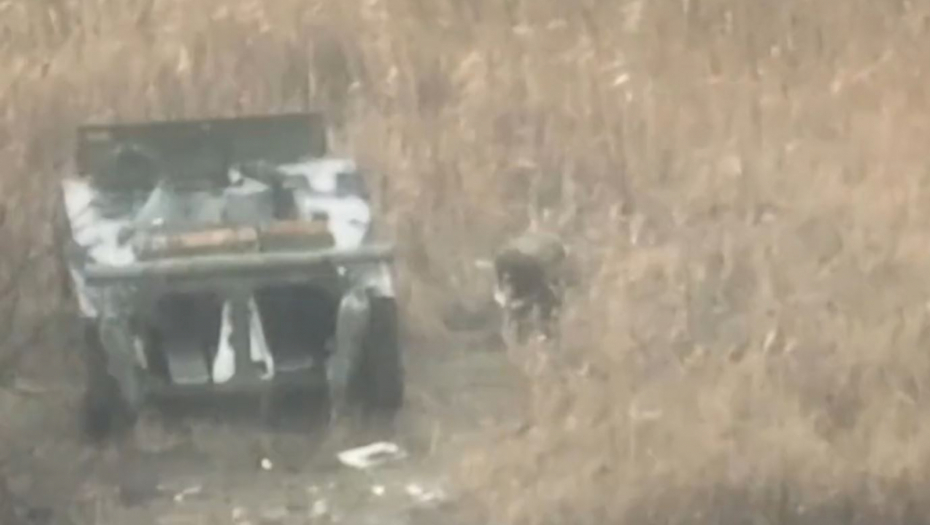 JEZIV SNIMAK SA FRONTA Dron uhvatio vojnika spuštenih gaća, probao je da pobegne (VIDEO)