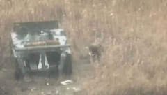 JEZIV SNIMAK SA FRONTA Dron uhvatio vojnika spuštenih gaća, probao je da pobegne (VIDEO)