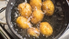 ŽENE U SRBIJI POLUDELE ZA OVIM TRIKOM Evo šta dodaju u vodu kad kuvaju krompir, em se brže skuva, em se ne raspada