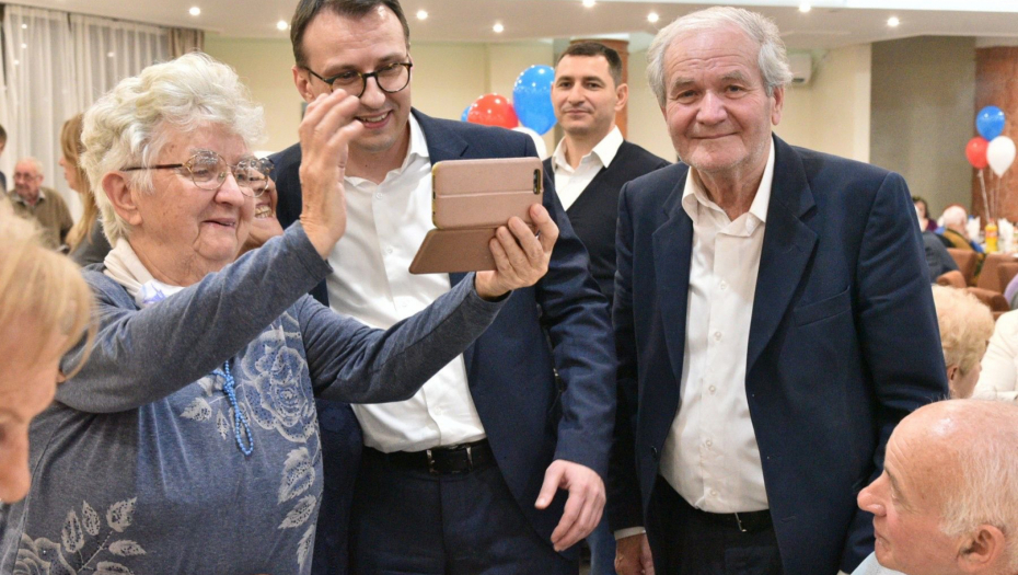 PETAR PETKOVIĆ POSETIO BEČEJ Zahvalio se najstarijim građanima na podršci državi Srbiji i predsedniku Aleksandru Vučiću (FOTO)