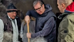 PORODICA JE NAJVAŽNIJA, ALI OVI ČVARCI ŠTO SU DOBRI! Vučić objavio novi snimak posete porodici Radić (VIDEO)