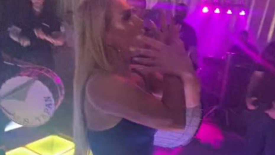 SELMA POKAZUJE DVOGLAVOG ORLA Snimak sa nastupa razbesneo javnost, pevačica zapretila: Tužiću srpske novinare!