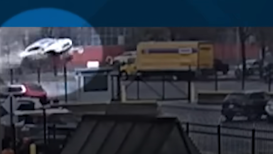 AUTOMOBIL LETEO POPUT AVIONA, A ONDA EKSPLODIRAJU Svi se pitaju kako je ovo moguće i šta se zapravo dogodilo (VIDEO)